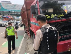 Akibat Rem Blong Truck Trabrak Trotoar di Jalan Ahmad Yani Bekasi 