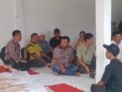 Bhabinkamtibmas Melayat Warga Yang Meninggal Di Wilayah Kelurahan Harapan Mulya 
