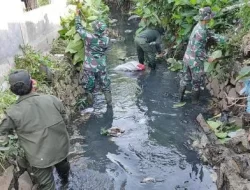Dorong Untuk Peduli Lingkungan, Babinsa Koramil 01/Kranji Ajak Warga Karya Bakti Bersihkan Saluran Air