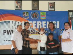 Ketua PWI Bekasi dan Ketua PWI Peduli Serahkan Bantuan Belasungkawa