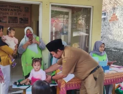 Yudistira Sekcam Rawa Lumbu Monitoring Posyandu Flamboyan di RW.041