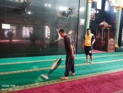 Kompak Dan Bersinergi, Personel Koramil 05/Bantargebang Bersama Polsek Dan Aparatur Kecamatan Kerja Bakti Bersih-Bersih Masjid