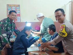 Peduli Masyarakat, Babinsa Koramil 01/Kranji Serahkan Santunan Dampingi Sunatan Massal Untuk Anak Yatim Piatu