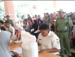 Kelurahan Bojong Menteng Bagikan 2.451 Bantuan Beras Tahap 6 Kepada Keluarga Penerima Manfaat