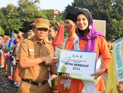 Sekda Serahkan Penghargaan Kepada Pemenang Abang Mpok Kota Bekasi Tahun 2024.