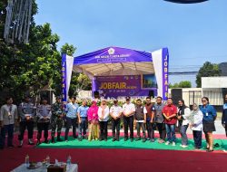 Babinsa Jatibening Baru Bersama Bhabinkamtibmas Hadiri Pembukaan Job Fair di SMKN 12 Kota Bekasi