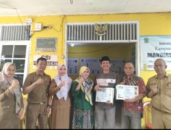 Lurah  Bekasi Jaya Berikan Penghargaan Kepada Kampung KB RW.08 dan Pos Kamling RT.004/ RW 08 Bekasi Jaya 