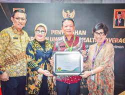 Pemerintah Kota Bekasi Terima Penghargaan UHC Award 2024