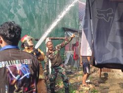Gerak Cepat, Babinsa Koramil 03/Teluk Pucung Bantu Padamkan Kebakaran Rumah Warga