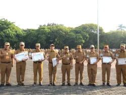 Pj. Wali Kota Bekasi Serahkan Penghargaan Pada Apel Pagi Hari ini.