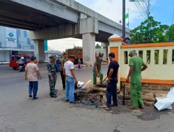 Wujudkan Lingkungan Yang Bersih dan Bebas Sampah, Babinsa Bojong Menteng Bersama Warga Bersihkan Saluran Air