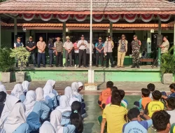 Cegah Kenakalan Remaja, Babinsa Jatibening Baru bersama Tiga Pilar Berikan Penyuluhan dan Himbauan ke Sekolah SMPN 20 Kota Bekasi