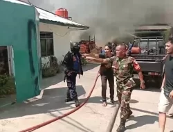 Babinsa Koramil 01/Kranji Bantu Selamatkan Mobil Di Lokasi Kebakaran Gudang Triplek