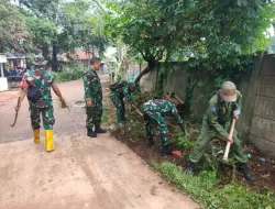 Babinsa Koramil 05/Bantar gebang Laksanakan Karya Bakti Bersihkan Lingkungan Bersama Warga Kelurahan Padurenan
