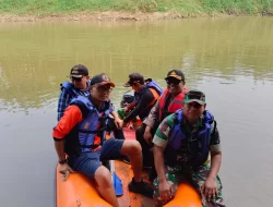 Usai Penemuan 7 Jenazah Di Kali Bekasi, Danramil 04/Jatiasih Bersama Kapolsek, Camat Dan BPBD Susuri Sungai Dengan Perahu Karet