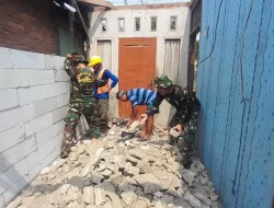 Lanjutkan Pengerjaan, Satgas TMMD 122 Dibantu Warga Lakukan Pemasangan Hebel Tembok Rutilahu