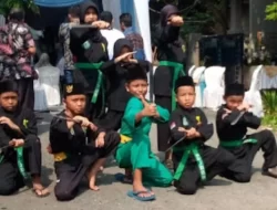Pertunjukan Atraksi Jawara Cilik Bekasi Menarik Perhatian Antusias Warga Sekitar