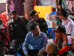 Panglima TNI Dampingi Wapres RI Tinjau Posko Pengungsian Korban Erupsi Gunung Lewotobi Laki-Laki di NTT