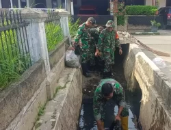 Jaga Kebersihan, Koramil 04/Jatiasih Gelar Karya Bakti Bersihkan Parit dan Gorong-Gorong