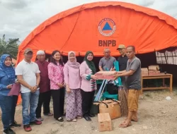 Camat Bekasi Timur Berikan Bantuan Kepada Warga RT.004/08 Bekasi Jaya Yang Terdampak Banjir