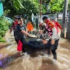 Brimob Polda Metro Jaya Laksanakan Patroli SAR Antisipasi Banjir dan Bantu Evakuasi Warga di Pondok Aren