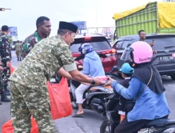 Berbagi Kebahagiaan Ramadan, Lanud Sultan Hasanuddin Bagikan Takjil di Simpang Lima Bandara   