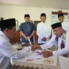 Walikota Bekasi Melakukan Penyerahan Zakat Fitrah ke BAZNAS Kota Bekasi