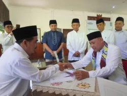 Walikota Bekasi Melakukan Penyerahan Zakat Fitrah ke BAZNAS Kota Bekasi