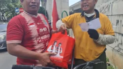 Senyum Bahagia Pak Dahlan Pahlawan Kebersihan Cikunir Saat Terima Bingkisan Lebaran Dari Wawali Harris Bobihoe