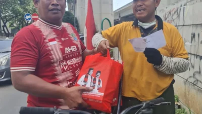 Senyum Bahagia Pak Dahlan Pahlawan Kebersihan Cikunir Saat Terima Bingkisan Lebaran Dari Wawali Harris Bobihoe