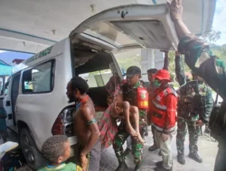Aparat Gabungan TNI Bersama RSUD Mulia dan PMI Kab Puncak Jaya Evakuasi Pengungsi Korban Penembakan KKB di Distrik Sinak