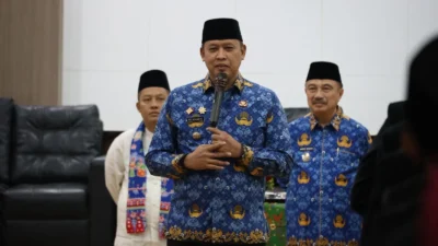 Gowes dari Rumah, Walikota Bekasi Hadiri Penyerahan SK Kepala Sekolah