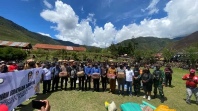 TNI-Polri Kawal Ketat Penyaluran Bantuan Pengungsi Kampung Kembru di Puncak Jaya