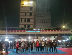 Kapolres Metro Bekasi Kota duduk Lesehan Nobar Piala Dunia Kamtibmas Bersama Mahasiswa dan Pemuda Kota Bekasi 