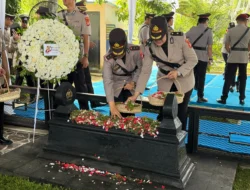 Polwan Polda Metro Jaya Ziarah dan Tabur Bunga di TPBU Giri Tama Bogor