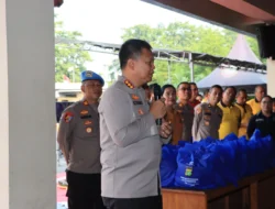 Rangkul Ojol Hingga Ormas, Polres Metro Bekasi Kota Salurkan Bansos Sembako Demi Jaga Ketahanan Pangan Warga