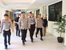 Kapolres Metro Bekasi Kota Kunjungi Korban Insiden Maut Di Depan Unisma Bekasi