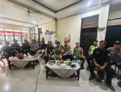 Nonton Bareng Piala Dunia, Kapolsek Bekasi Barat Pererat Sinergitas Bersama TNI dan Warga