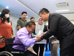 Sentuhan Humanis Hari Bhayangkara ke-80, Kapolres Metro Bekasi Kota Serahkan Bantuan Kaki Palsu