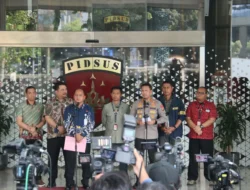 Polri Serahkan Tersangka dan Barang Bukti Perkara Dugaan Korupsi kepada Kejaksaan Agung