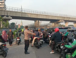 Jaga Jakarta On The Spot : Wujud Pelayanan Pagi Hari Personil Polsek Pondok Gede Atur Lalu Lintas dan Bantu Kelancaran Aktifitas Masyarakat 