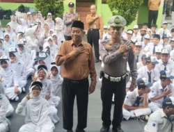 JAGA JAKARTA ON THE SPOT: Police Goes to School, Polsek Pondok Gede Berikan Penyuluhan Tertib Berlalu Lintas dan Pencegahan Kenakalan Remaja di MTS Yasfi Kota Bekasi