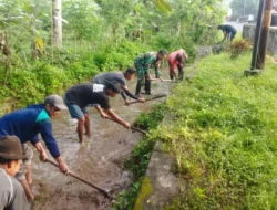 Bersatu dengan Alam, Serda Dwi Aprianto Bersama Warga Slorok Bersihkan Aliran Irigasi Sawah