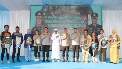 Wujud Negara Hadir, Kapolda Sumsel Pimpin Penyerahan Barang Bukti Kejahatan ke Korban