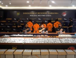 Polda Metro Jaya Mengungkap Sindikat Pengedar Obat Keras Daftar G Sebanyak 575.200 Butir di Sebuah Bangunan Semi Permanen