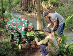 Lestarikan Lingkungan, Serda Budiono Bersama Poktan Sidodadi Tanam Pohon Melalui Aksi Bersatu Dengan Alam