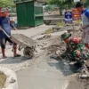 Perlancar Akses dan Cegah Laka, Sertu Tri Rosadi Bersama Warga Kebonduren Gotong Royong Perbaiki Jalan