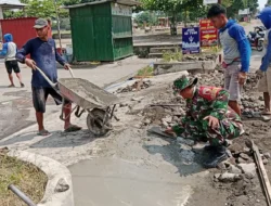 Perlancar Akses dan Cegah Laka, Sertu Tri Rosadi Bersama Warga Kebonduren Gotong Royong Perbaiki Jalan
