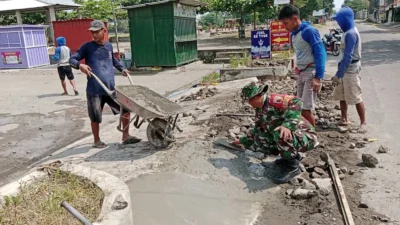 Perlancar Akses dan Cegah Laka, Sertu Tri Rosadi Bersama Warga Kebonduren Gotong Royong Perbaiki Jalan