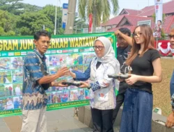 Bersama Kantor BPN Bogor 1, PJBW Libatkan Artis Alissia Borriello dan Sutradara Akbar Bhakti Berbagi ke Warga Cibinong